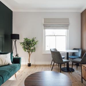 Stunning & Stylish 2 Bed Flat in West London