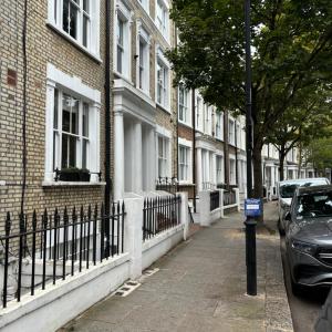 Kensington apartment with 2 bedrooms 1 living room and Patio