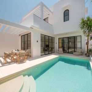 Sanctum House - Exquisite 3BR Tropical Villa in Perfect Location