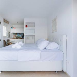 Amazing rooftop studio with large private balcony