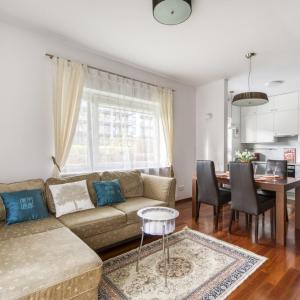 M&R Apartament Airport&Business Marina Mokotów - 4 people - parking - fast WiFi - Netflix - self check-in - terrace - guarded estate - 6 min from Chopin Airport