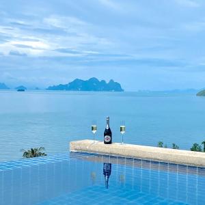 Stunning 5 bedrooms Villa with Panoramic Sea View