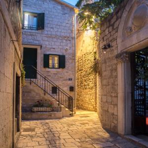 Old Center Stone House