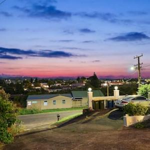 Top-Floor Three-Bedroom Close to WestCity