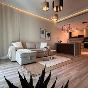 Modern-Chic 1BR in The Greens - Central Dubai