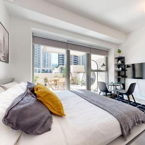 Studio in Best Part of Downtown with Amazing Pool