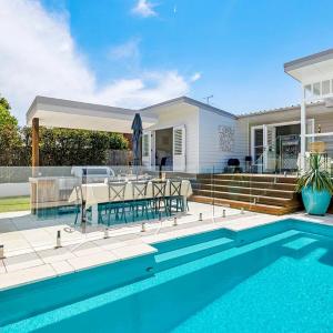 Dutchie's Beach Oasis - Private Home with Pool, Walk to Beach