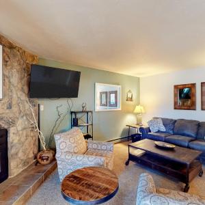 Mountain view condo with hot tub, walk to Snowflake Lift & Main Street