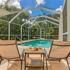 Private Heated Pool & Beach House, 3 King Beds, TVs in all rooms, BBQ, Screened in Pool, 15 min to Beach, Private Neighborhood, 1000mbps WiFi