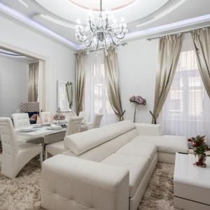 Opera Balkony Luxury Apartment with free parking