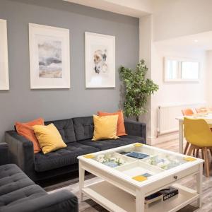 8 Bed, comfortably sleeps 10, 3 Bath house, 5 Mins Manchester Centre