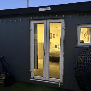 Pet-Friendly Open Plan Cabin in Dublin Sleeps 2