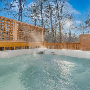 Black Bears and Fireflies, Hot Tub, Cozy Cabin Retreat in the Smokies Comfort & Fun for All