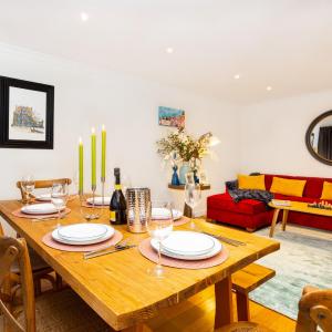 Immense Gorgeous 2BR wBalcony & Office in Chelsea
