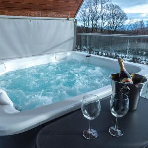 Aparts4U - Kras Resort Apartament A302 z prywatnym jacuzzi, sauną i widokiem na góry