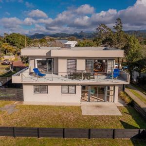 Beach View Bliss - Pauanui Holiday Home