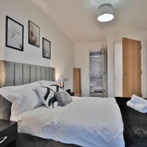 Avalora Short Lets & Serviced Accommodation - 2Bed & 2Baths Ensuite, Parking, Balcony, Wi-Fi, Netflix, Media City
