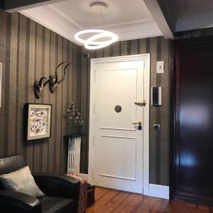 Habitación grande y confortable con baño privado junto a Guggenheim