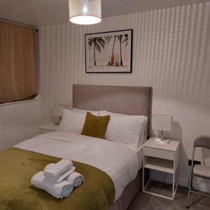 Bankwell street Two Bedroom -Apartment with parking