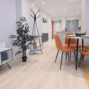 Modern 2 Bed Split Level Maisonette with Parking