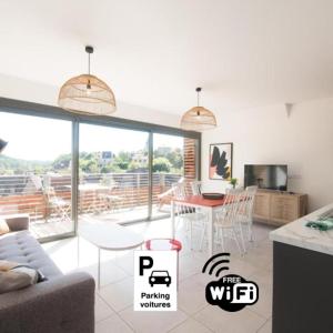 "Le Soleil Levant" avec balcon et parking privé, 2 adultes et 1 enfant
