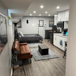 Private English Basement Studio Free Parking Steps to Metro