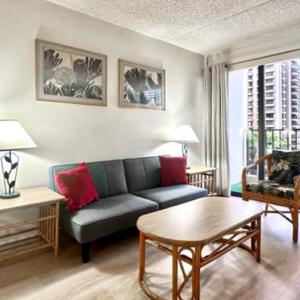 Waikiki Banyan 613