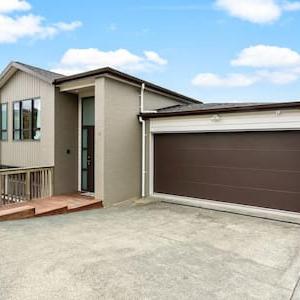 Grand Retreat with spa pool and parking