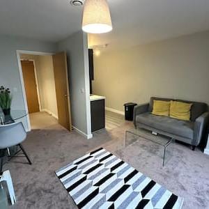 Fab 1 Bed Apartment with Balcony and River Views Sleeps 2