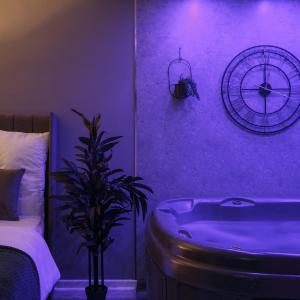 Riverside studio with Jacuzzi!