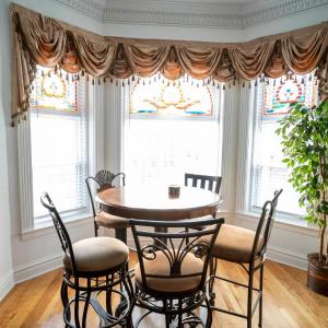 Club Salon Sleeps 10-20 Free Parking & TV