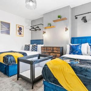 Amazing Family Apartment, Sleeps 6, Cot, Work desk