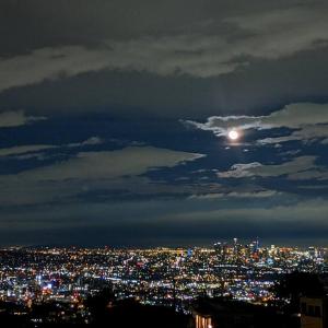 Epic Views! Hollywood Hills SkyVilla: Crow's Nest