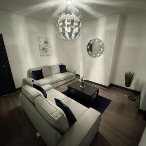 Contractors, Groups 4xBedRooms 5xDouble Beds, Close to City free parking sleeps x 10 WiFi ,Netflix,LGI Check Reviwz