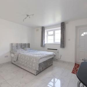 Newly Renovated Cozy Studio in North London