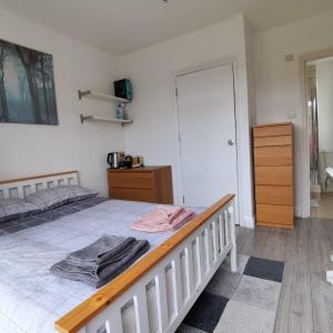 Double Bedroom with a balcony and ensuite bathroom for short or long stay in London Canary Wharf with direct train from Heathrow, also convenient from Stansted and Gatwick airport, 10 minutes to London City Airport and Excel, 16 minutes to Westminster