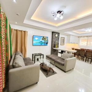 Golden Queen Suites