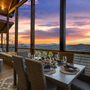 Luxury Cabin Mountain Views Pool Table Hot Tub