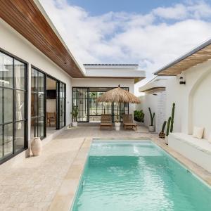 8 Min to Beach NEW Luxe Villa w/Cinema + Pool