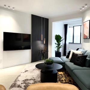 Eastern Hub - Jing'an Temple Branch Stylish 3-Bedroom in Bustling Area, Surrounded by Trendy Bistro and Bar Street, Only 100m from Subway