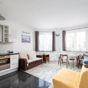 Park Praski 2-Bedroom Apartment by BookingHost