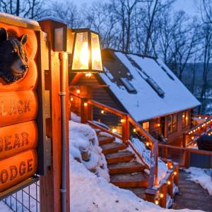 Luxe Lake View 4BR Cabin with Hot Tub Outdoor Fun