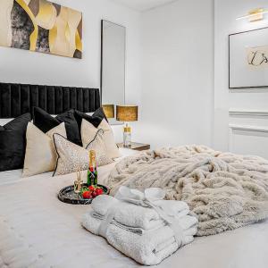 Double Private Studio with Garden View - City base for Couples & Solo Travellers