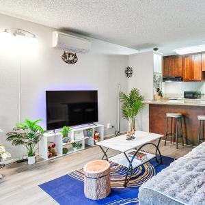 Lake Oswego Condo with Balcony, 3 Mi to the Water!