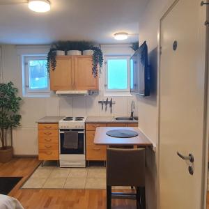 Studio apartment near metro and forest!