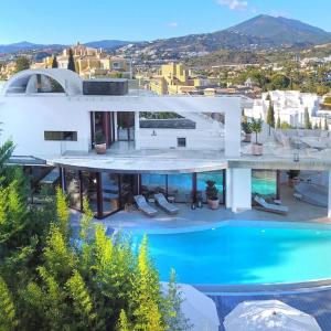 Luxury Villa with Jacuzzis near Puerto Banús