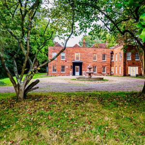 Royal Windsor Grand Estate Private 5 Acres of Gardens