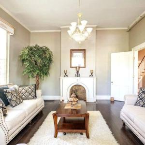 Spacious 5 Bedroom Home Near Downtown with Free Parking WiFi and Deck