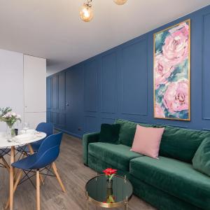 Blue and Green Apartment with Bright Pink Bedroom in Kraków by Noclegi Renters