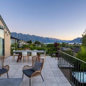 Lakeview Paradise: 3BR, Hot Tub, BBQ, Garden
